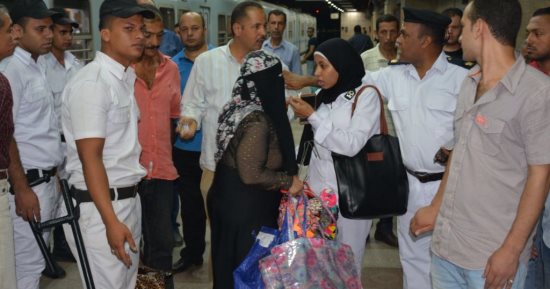 الداخلية تزيل الباعة الجائلين من محيط محطات مترو الأنفاق