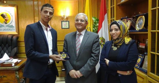 بالصور .. رئيس جامعة المنيا يكرم طالب أوسكار أصغر إعلامى 