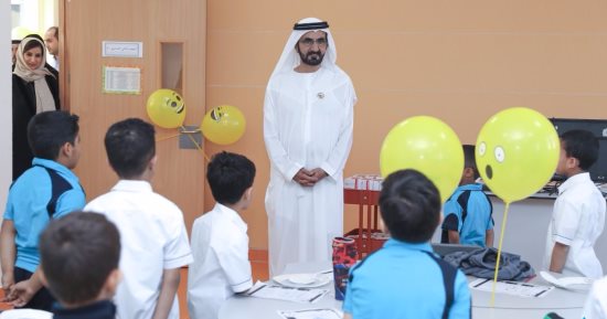 بالصور.. محمد بن راشد يزور طلاب ومدرسى الإمارات فى بداية العام الدراسى