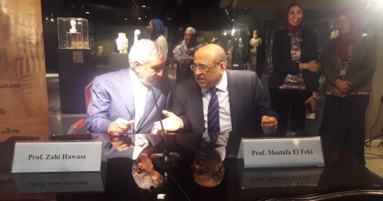 مكتبة الإسكندرية تنظم حفل توقيع كتاب عن مصر القديمة لمؤلف إيطالى.. فرانشيسكو سيبيرانو: "اللوتس والبردى" يهدف لإعادة العلاقة بين القاهرة وروما لسابق عهدها.. وزاهى حواس:لم أرى شعب يعشق الفراعنة مثل الشعب الإيطالى