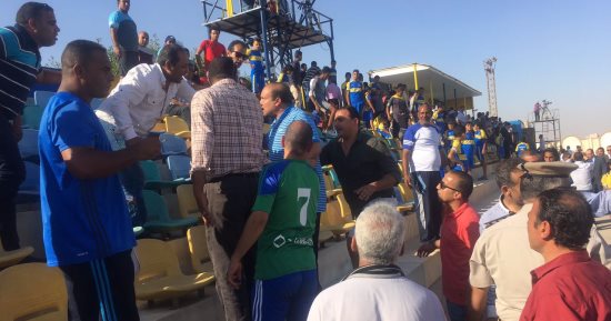بالصور.. اشتباك وتراشق بالألفاظ بين جماهير الأسيوطى والمقاصة  