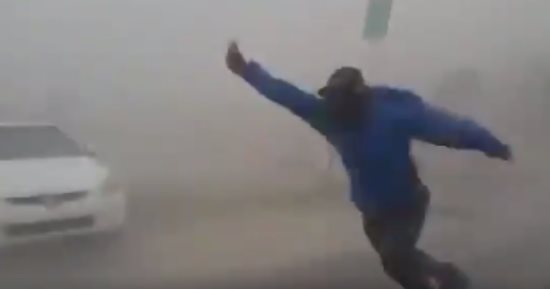 بالفيديو.. جنون التصوير.. شاب يحاول التقاط سيلفى داخل اعصار ارما