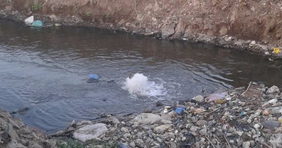 قارئ يرصد كسر ماسورة مياه للشرب داخل المصرف الصحى فى المحلة الكبرى