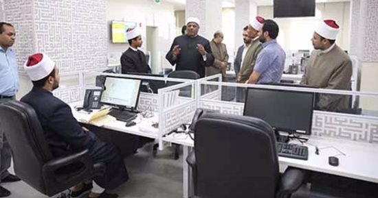 فى بث مباشر لـ"اليوم السابع" من داخل مركز الأزهر العالمى للفتوى.. علماء يجيبون عن أسئلة القراء.. طلاق "الواتس" يقع إذا أقر الزوج.. فوائد البنوك مباحة.. ولا يجوز التجارة فى الكلاب ويمكن اقتناؤها للضرورة