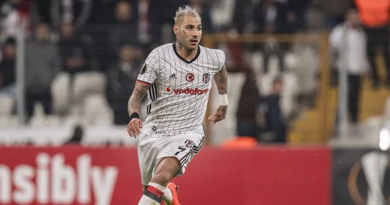 شاهد.. كواريزما يطرح الحكم أرضًا فى الدورى التركى