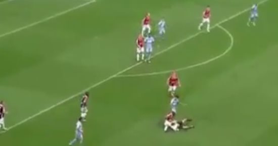 شاهد.. مدافع برشلونة السابق يعرقل الحكم بطريقة كوميدية فى فرنسا