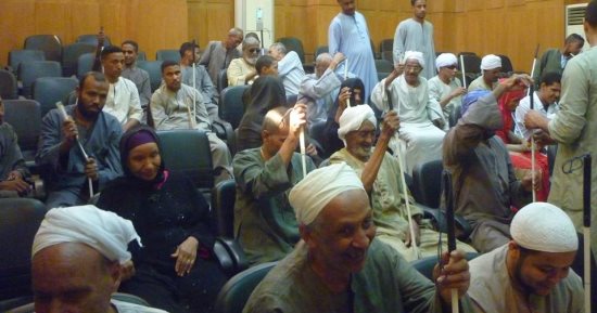 بالصور.. مجلس مدينة إسنا يسلم 52 عضاء بيضاء لمساعدة المكفوفين