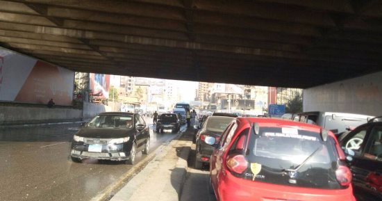"اليوم السابع" يرصد تكدسا مروريا بطريق ميدان لبنان بسبب تسرب مياه