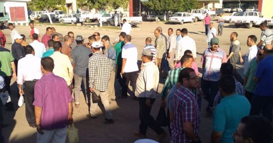 بالصور.. عمال مصنع السكر بكفر الشيخ يطالبون بصرف علاوتى الغلاء ويوليو