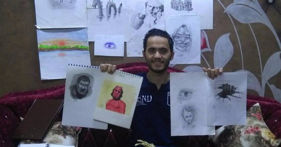 قارئ يشارك "صحافة المواطن" بمجموعة من لوحاته الفنية بالفحم واللبان