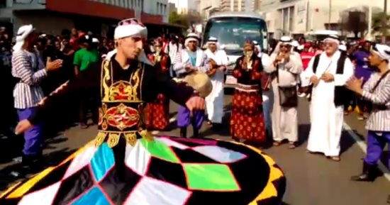 بالصور ..عروض فرقة العريش للفنون الشعبية فى شوارع زيمبابوى