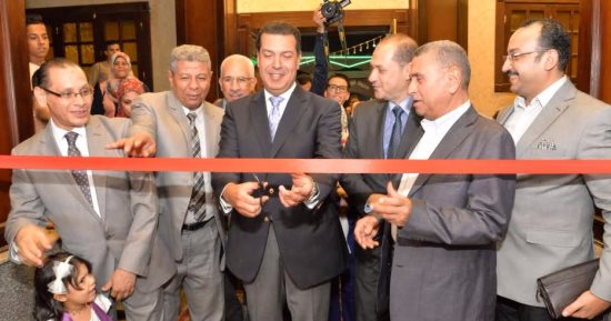 محافظ أسيوط يفتتح معرض مستلزمات الأسرة والمدارس