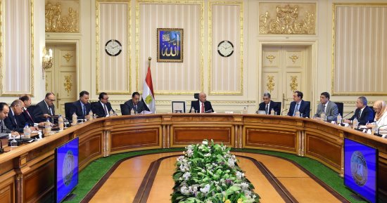 رئيس الوزراء يجتمع بوزراء الإسكان والاتصالات والنقل والكهرباء والبترول 