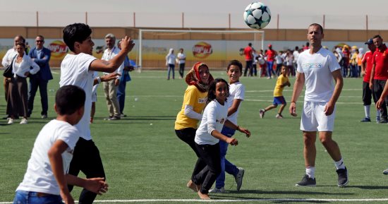 بالصور.. الأردن يفتتح ملعب كرة قدم للاجئين السوريين بمخيم الزعترى