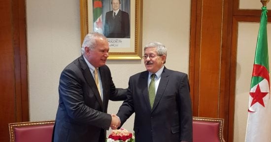 خلال لقائه مع العرابى.. رئيس وزراء الجزائر يتعهد بدعم مشيرة خطاب لليونيسكو