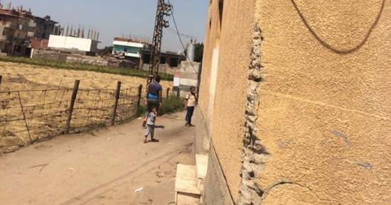 أهالى قرية المنزلة بالدقهلية يشكون عدم رصف أحد شوارع مجمعات المدارس