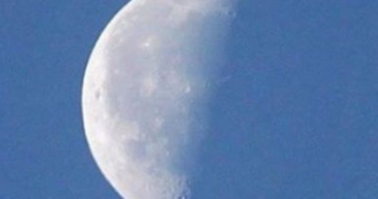 الجمعية الفلكية: القمر فى التربيع الأخير اليوم ويصل أعلى نقطة بالسماء
