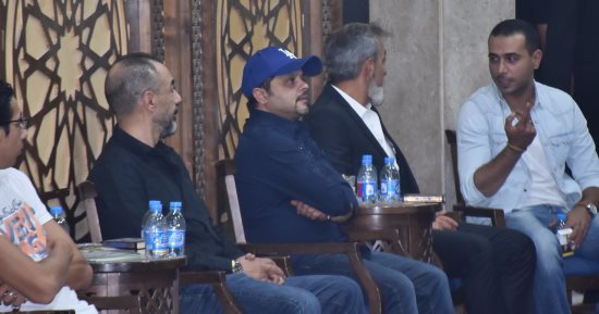 بالصور.. هنيدى وطارق نور ونجوى إبراهيم فى عزاء والد خالد حلمى