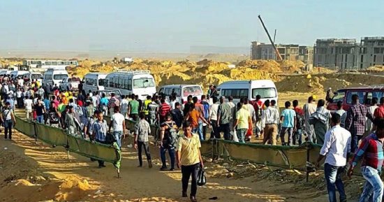 "يا حلاوة الإيد الشغالة".. ما وراء صور عمال العاصمة الإدارية الجديدة