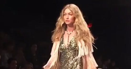 بالفيديو.. صديقه زين مالك تتعرض لموقف محرج بعرض Anna Sui.. تعرف عليه