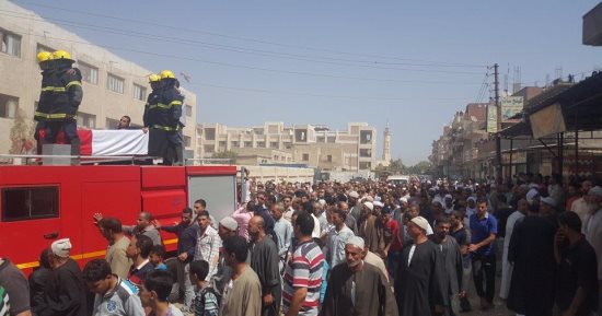 بالصور.. أهالى البحيرة يشيعون جثمان شهيد الشرطة فى حادث العريش الإرهابى