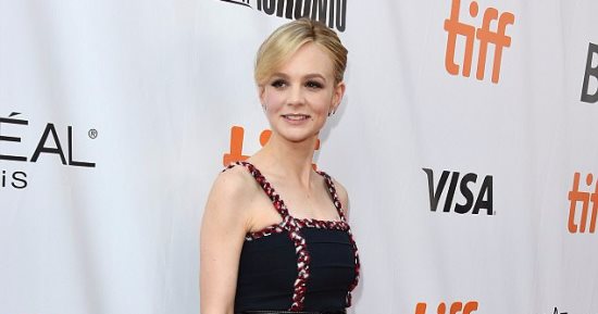 كاري موليجان تحضر عرض Mudbound بفستان بـ 7080 جنيها إسترلينيا من Chanel