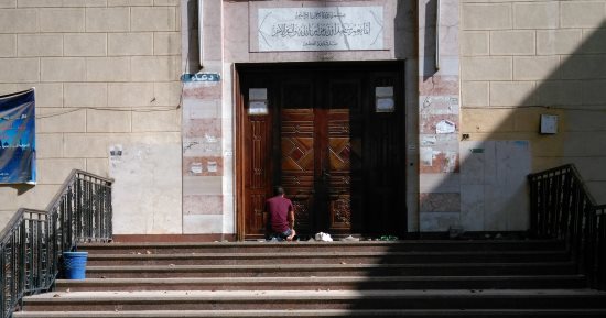 بالصور.. جامعة عين شمس تحاصر المتطرفين.. إحكام الرقابة على الزوايا والمساجد بالكليات لمنع استغلالها من جماعات الظلام.. موظفون للشعائر ورفع الآذان والصلاة.. غلقها بعد العصر ومنع التجمعات والخطب والدروس داخلها