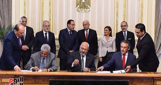 بالصور.. رئيس الوزراء يشهد توقيع اتفاقية تعاون لمشروعين تابعين لوزارة الإسكان
