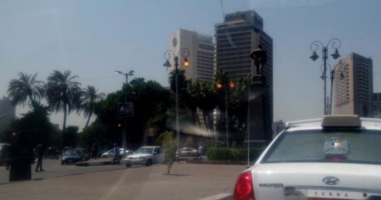 قارئ يرصد أعمدة إنارة مضاءة صباحا بطريق كوبرى الجلاء