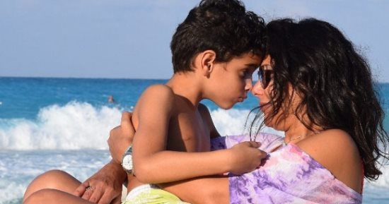 إنجى المقدم تنشر صورة على شاطئ البحر بصحبة ابنها