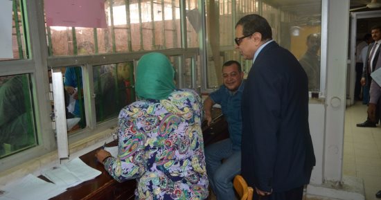 بالصور.. وزير القوى العاملة يتفقد طلبات راغبى العمل بإحدى دول الخليج