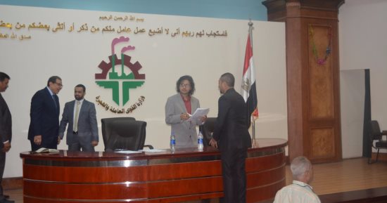 وزير القوى العاملة يؤكد على الشفافية فى اختيار المتقدمين للعمل بالإمارات