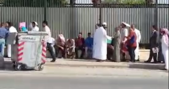 بالفيديو.. مواطن يشكو عدم تجاوب العاملين بالسفارة المصرية بالرياض