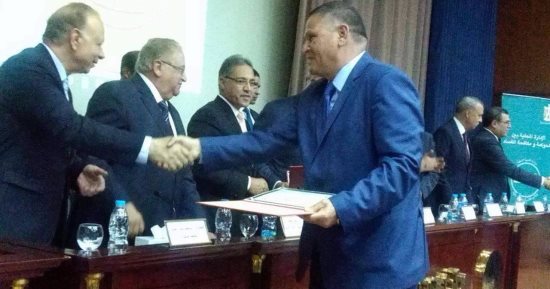 وزير التنمية المحلية يكرم السكرتير العام المساعد لمحافظة الإسماعيلية
