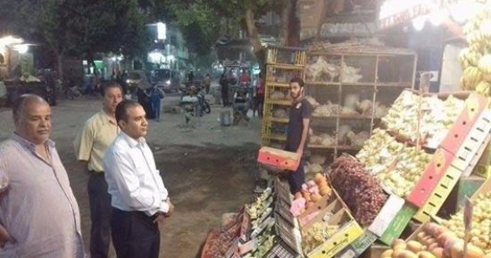 رئيس مدينة أبوقرقاص بالمنيا يتابع الالتزام بـ"التسعيرة" فى السوق الشرقى
