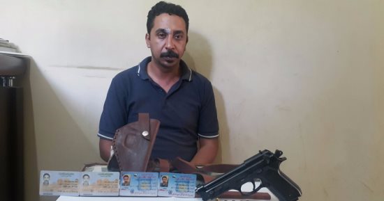 القبض على سائق بحوزته طبنجة معدلة وطلقات وكارنيهات مزورة لوزارة العدل