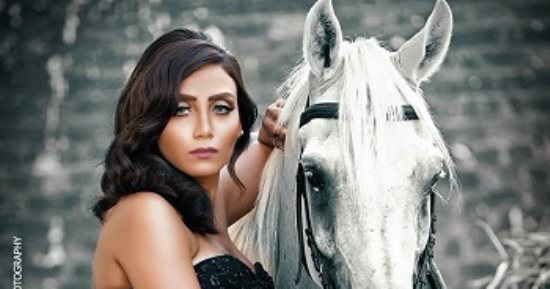 شاهد أحدث فوتوسيشن لخلود عز منظمة ملكة جمال مصر للسياحة على ظهر الحصان