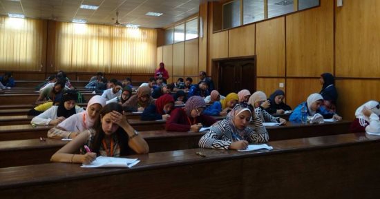 50 طالبا يؤدون الاختبار التحريرى لاختيار الطلاب المثالين بأسبوع شباب الجامعات