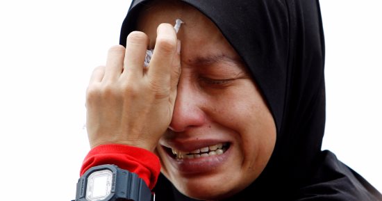 بالصور.. بكاء وحزن أهالى ضحايا حريق مدرسة تحفيظ القرآن فى كوالالمبور