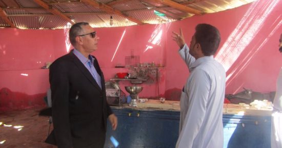بالصور.. رئيس مدينة أبورديس يسلم كافتيريا الشاطئ للفائز بالمزاد