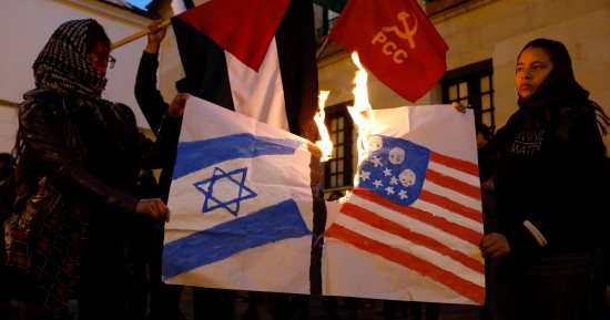 بالصور.. مظاهرات تستقبل نتنياهو فى كولومبيا والمحتجون يرفعون العلم الفلسطينى