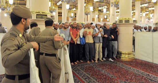 بالصور.. أمن المسجد العيون الساهرة لتنظيم زيارة الحجاج لقبر النبى