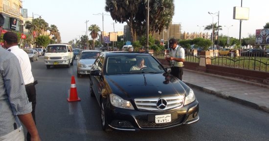 بالصور.. ضبط سيارات ودراجات نارية مخالفة فى حملات مرورية بالسويس
