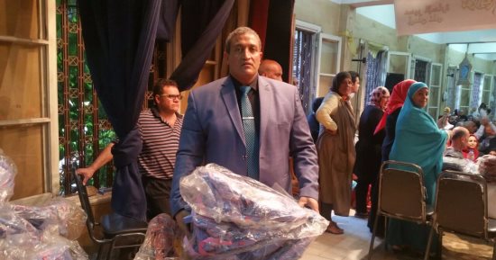 بالصور.. محافظة القاهرة توزع 1000 شنطة مدرسية مجانا على أهالى روض الفرج