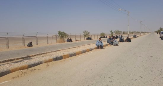 بالصور.. وصول جثمان شهيد قرية التتالية لمطار أسيوط