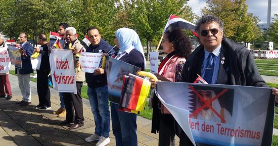 عواصم العالم تنتفض ضد إرهاب أمير قطر.. الجاليات العربية تتظاهر بالـ"موز" اعتراضا على زيارته لألمانيا.. وشباب قطر يتظاهرون أمام مقر الأمم المتحدة بجنيف ضد انتهاكات تميم.. وتظاهرات بجنيف بعد الحادث الإرهابى بلندن