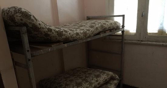 بالصور.. المدينة الطلابية بجامعة طنطا تشققت جدرانها وتهالك أثاثها