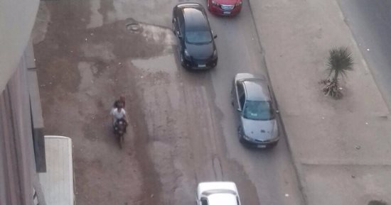 أهالى "اللبينى" بالهرم يشكون من طفح مياه المجارى بالشارع 