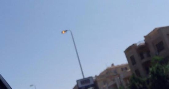 قارئ يرصد ترك أعمدة الكهرباء مضاءة نهارا فى شارع التسعين بالتجمع الخامس
