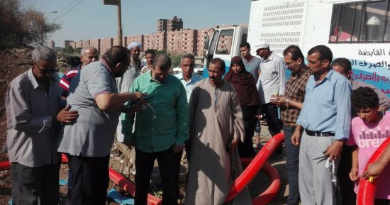 بالصور.. سكرتير عام أسيوط يتابع أعمال إصلاح خط 700 مم صرف صحي بأبوتيج 